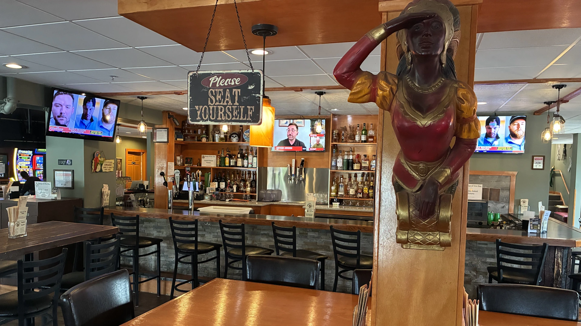 Food and drinks at Mangy Dawg